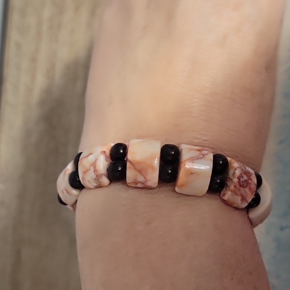 Agate with black Onyx stones Elegant stretch Bracelet - Picture 4 of 4